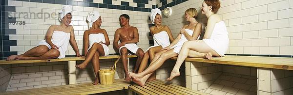 10540955  ein Mann  Fitness  Frottee  fünf Frauen  Gruppe  innerhalb  lachen  Panorama  nehmen Sie es einfach  zu entspannen  Sauna  Wellness