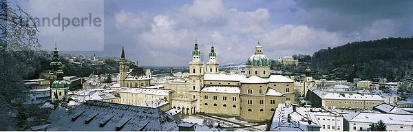 10549393  Old Town  bewölkt  Kirchen  Österreich  Europa  Panorama  Salzburg  Schnee  Winter