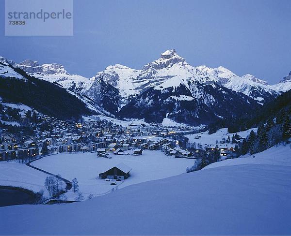Europa Berg blau Draufsicht Berner Oberland Kanton Bern Abenddämmerung Grindelwald Schweiz Dämmerung bei Nacht