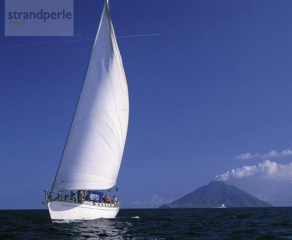 10550320  Äolischen  zusätzliche Zeit  Inseln  Inseln  Italien  Europa  Segelschiffe  Stromboli  Vulkan  Meer