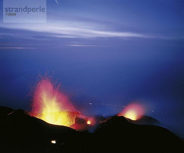 10550471  Äolische Inseln  Inseln  Ausbruch  Vulkan  Italien  Europa  bei Nacht  Stromboli  Vulkanismus