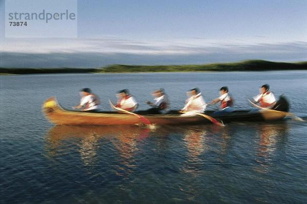 10552671  Aktion  Aklavik  Alaska  Indianer  Inuit  Kanu  McKenzie River  sechs  Männer  Sport und Fitness  USA  Amerika  Nordamerika
