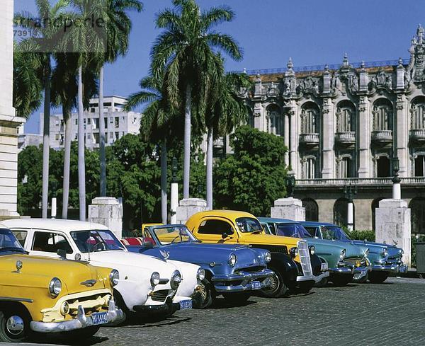 10556128  Kapitol  geparkt  Havanna  Kuba  Caribbean  Oldtimer  Personenkraftwagen  Autos  Autos