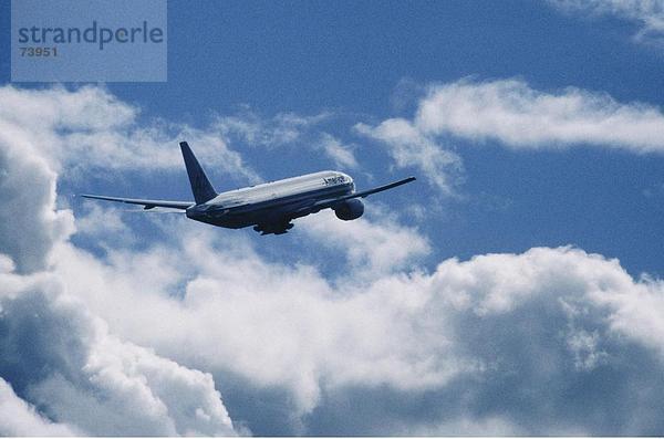 10561175  FO  American Airlines  Boeing 777  im Flug  Flugzeug  fliegen  Jet  Jet-Flugzeug  Dreibettzimmer sieben