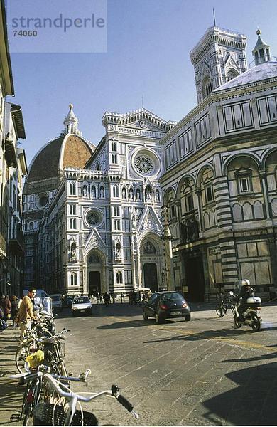 10585910  Baptisterium  Domkuppel  Fahrräder  Mountainbikes  Florenz  Italien  Europa  Dom  Piazza del Duomo  Wahrzeichen