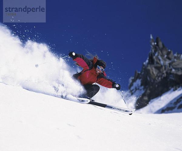 10611812  Aktion  Carving  Frau  lachen  Ski  Ski  Skifahren  Wintersport  Sport  Winter
