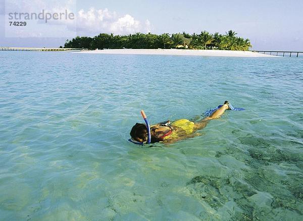 10613001  Aktion  Frau  Island  Insel  Machchafushi  Malediven  Indischer Ozean  Schnorchel  Überblick