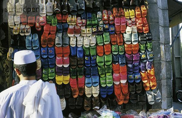 10618160  helle  Farben  Geschäftsmann  Handel  Iran  Naher Osten  Markt  Skulptur  Sandalen  Rückansicht