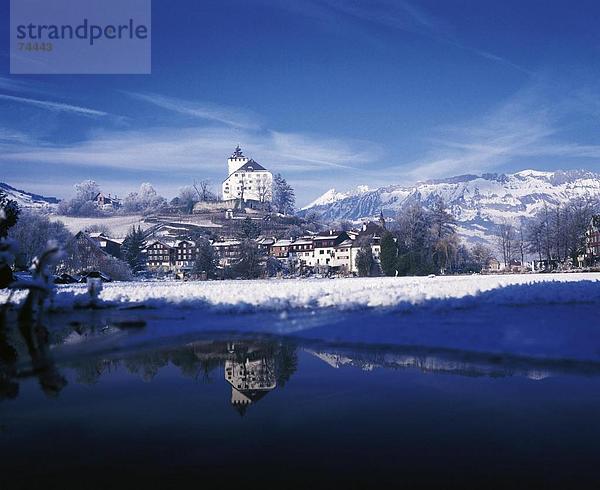 Europa Winter Palast Schloß Schlösser Spiegelung See Meer Dorf Frost Schweiz Werdenberg