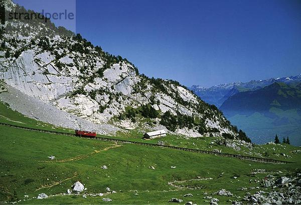 10619711  Alm  Alpnachstad Pilatus  Eisenbahn  Bergstraße  Landschaft  Obwalden  Pilatusbahn  Schweiz  Europa