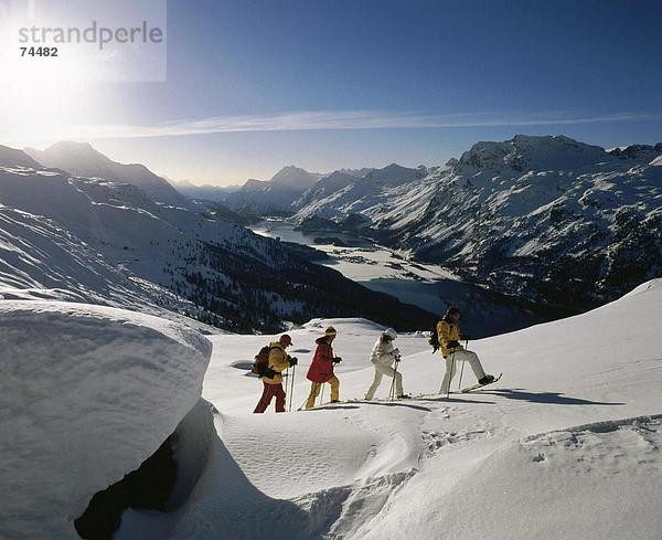 10620175  Schweiz  Europa  Alpen  Schneeschuhwandern  Berge  Engadin  Graubünden  Graubünden  Gruppe  Ski  Schneeschuhwandern  so