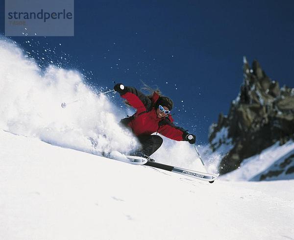 Frau  Sport  Skisport  Ski  Vitalität  Skiabfahrt  Abfahrt  Spaß  Scherz  Wintersport