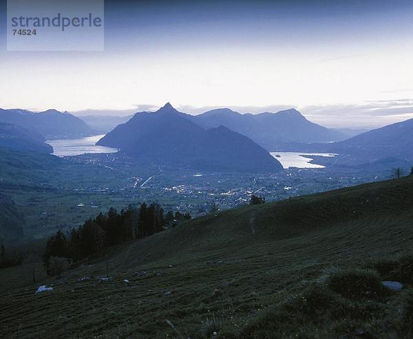 10623688  Brunnen  Dämmerung  Dämmerung  Landschaft  Rigi  Berg  Schweiz  Europa  Schwyz  Seen  Überblick  Lauerzersee  See  Vie