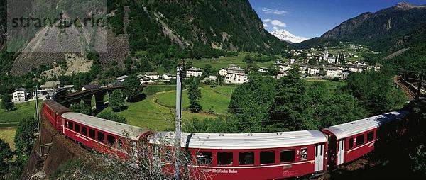10625270  Bahn  Brusio  Glacier Express  Zug  Graubünden  Graubünden  Schweiz  Europa  Kurve  Panorama  RhB  Eisenbahn  m