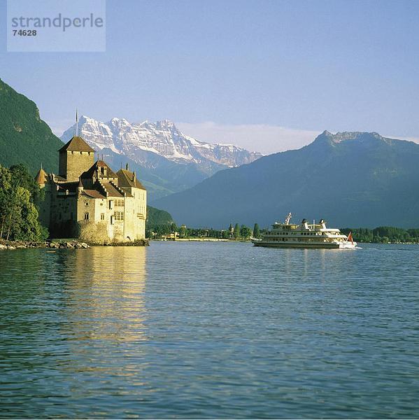 10627961  Licht  Dents du Midi  Genfersee  Abend  Ausflug  Schiff  Boot  Schloss Chillon  Schweiz  Europa  Waadt