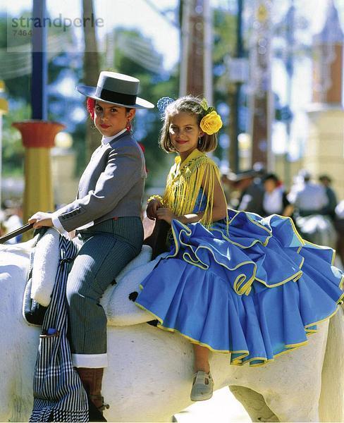 10628343  Andalusien  Tradition  Fiera  Jerez  Kinder  Kleidung  traditionelle  Paar  Paar  Pferd  Spanien  Europa