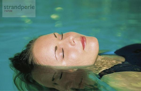 Portrait Frau Entspannung Schwimmbad innerhalb schließen geschlossene Augen schwimmen