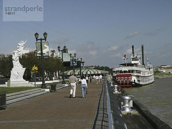 10630633  Steamboat River  Fluss  Laternen  Louisiana  Mississippi  Menschen Natchez  New Orleans  keine Modellfreigabe  Nostalgie