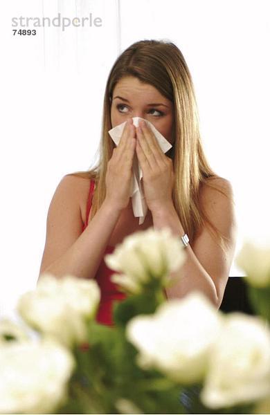 10631308  Allergie  Blumen  kalt  Frau  Grippe  Heuschnupfen  Krankheit  Mädchen  Medizin  Papiertücher  kalt  Taschentuch  Tee