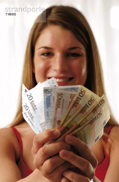 10631310  setzen in  Banknoten  Rechnungen  Erfolg  Ergebnis  Euro  Finanzen  Frau  Freude  Geld  Banknoten  Rechnungen  Gewinn  junge