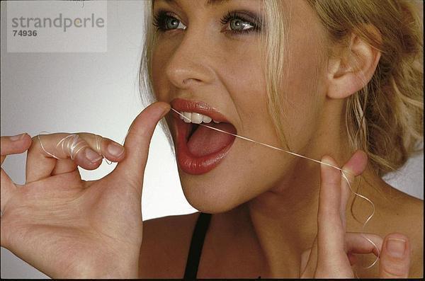 10631351  Blond Frau  Pflege  Wartung  Zähne  Zahnpflege  Zahnseide  Lippen  Hygiene
