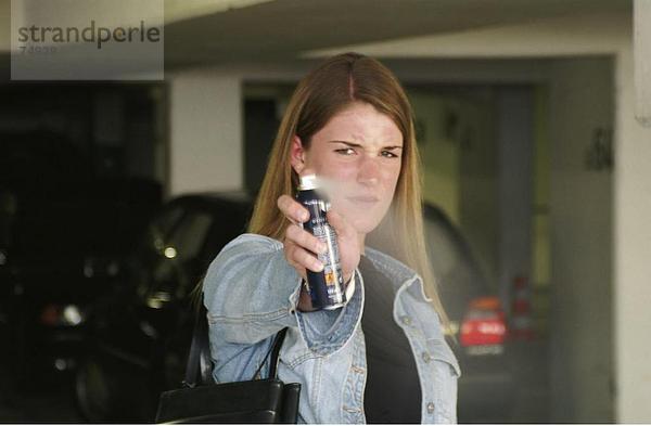 10631354  Verteidigung  Frau  Frauen  Garage  Mädchen  Missbrauch  Opfer  Parkhaus  Parkplätze  Pfefferspray  Selbstverteidigung