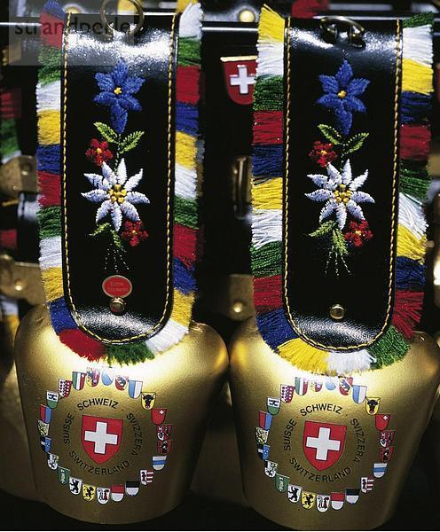 10631529  Folklore  Schweiz  Europa  Kuhglocken  Souvenir  Glocken  Tourismus  Treicheln  verziert  zwei
