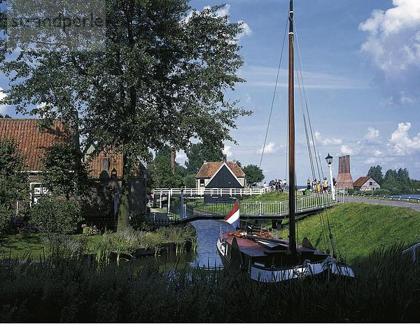 Außenaufnahme bauen Wohnhaus Gebäude Boot Brücke Niederlande Deich Enkhuizen