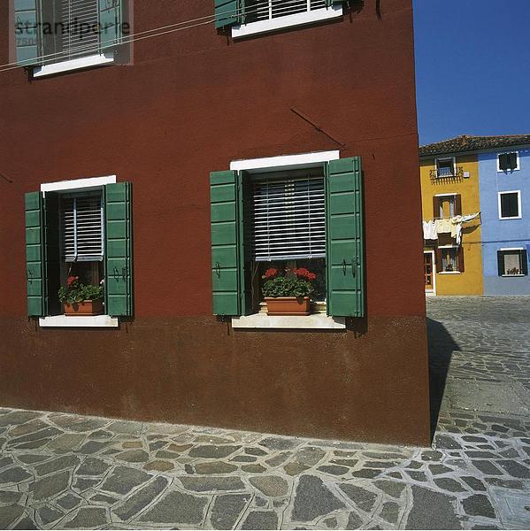 Farbaufnahme Farbe Helligkeit Europa Wohnhaus Gebäude Fassade Hausfassade Insel streichen streicht streichend anstreichen anstreichend Burano Italien Platz