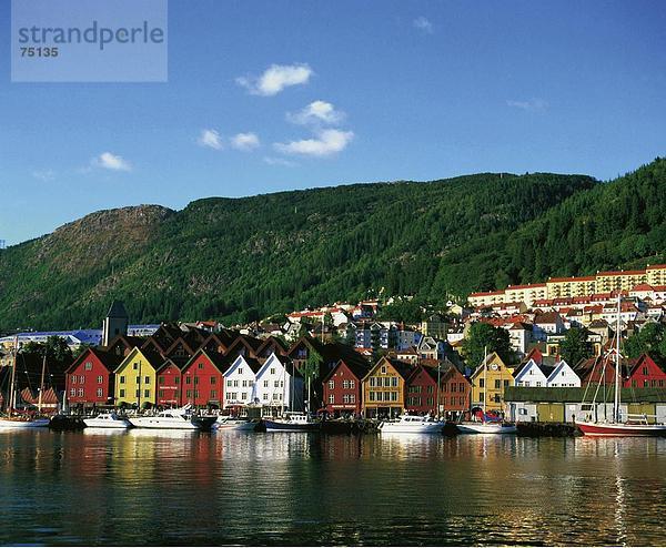 10632048  Bergen  Hafen  Port  Holzhäuser  Norwegen Europa  Schiffe  Wasser  bunten