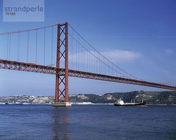 10633828  Architektur  Brücke  River  Fluss  Tejo  Frachter  Hängebrücke  Bauwesen  Lissabon  Ponte 25 de a