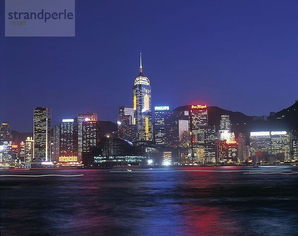 10633837  Ansicht  China  Asien  Blöcke von Wohnungen  Hochhäuser  Hong Kong  China  Asien  Küste  Lichter  Meer  Nacht  bei nahezu