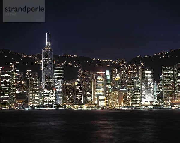 10633839  Ansicht  China  Asien  Blöcke von Wohnungen  Hochhäuser  Hong Kong  China  Asien  Küste  Lichter  Meer  Nacht  bei nahezu