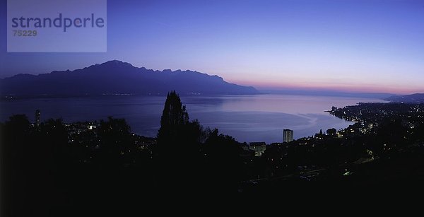 10634199  Dämmerung  Dämmerung  Genfersee  Genfersee  Montreux  Panorama  Schweiz  Europa  Stimmung  Überblick  Waadt