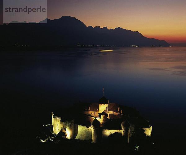 10634279  Beleuchtung  Genfersee  in der Nacht  Schloss Chillon  Schweiz  Europa  Stimmung  Überblick  Waadt