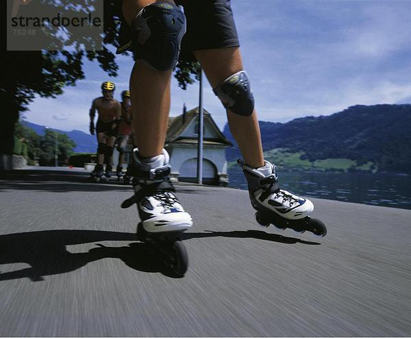 10634287  Action  Detail  Gruppe  Inline Skating  Schweiz  Europa  Teenager-Alter  vorne  vor  Beine  Zug  Zugersee  Rollerbl