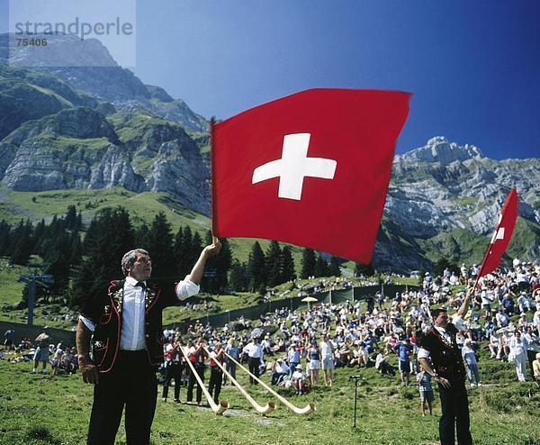 10635427  Alp  Horn-Gebläse  Alp  Horn  Fahne zu werfen  Fahnen schwingen  Folklore  Ostschweiz  Tradition  Schweiz  Euro
