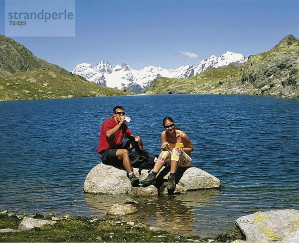 10635493  Berge  Erfrischung  Graubünden  Graubünden  Engadin  Macun See  Meer  Paar  alle Paare  Rest  Schweiz  Europa  lak