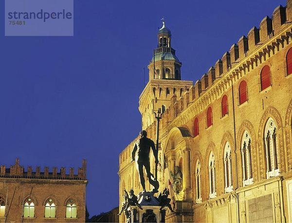 10637936  Old Town  Bologna  Emilia Romagna  Fassade  historischen  Italien  Europa  Nacht  in der Nacht  Neptun Neptun Brunnen  Piaz