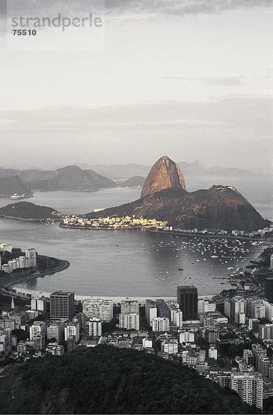 10637965  Brasilien  Südamerika  Bucht  bunt  Guanabara Bucht  Küste  Meer  Rio De Janeiro  schwarz und weiß  Stadt  Stadt  overvi