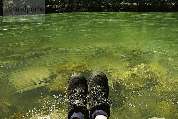10639333  Detail  Beine  River  Fluss  Freizeit  Gewässer  Wandern  Natur  take it easy  entspannen  Sit  Schuhe  Socken  Sport