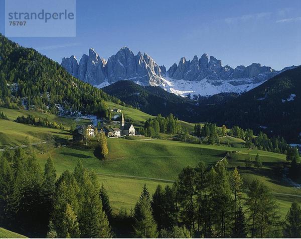 10641410  alpine  Alpen  Südtirol  Berge  Dolomiten  Dorf  Geisler  Herbst  Italien  Europa  Kirche  Landschaft  Schnee  Aufgaben