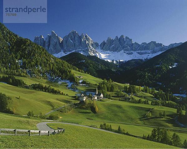 10641412  alpine  Alpen  Südtirol  Berge  Dolomiten  Dorf  Geisler  Herbst  Italien  Europa  Kirche  Landschaft  Schnee  Aufgaben