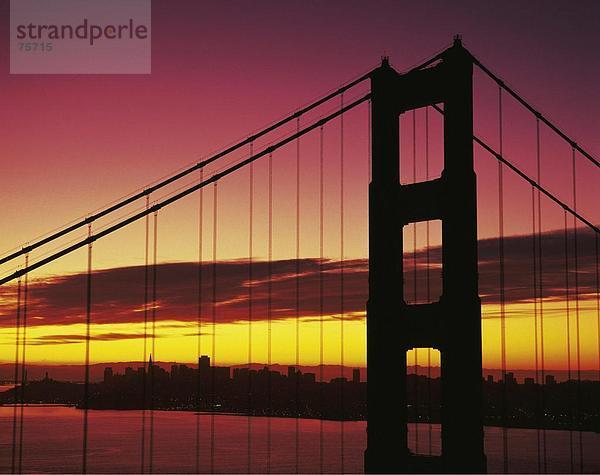 Hängebrücke Detail Details Ausschnitt Ausschnitte Gebäude Brücke Kalifornien Abenddämmerung Golden Gate Bridge Dämmerung
