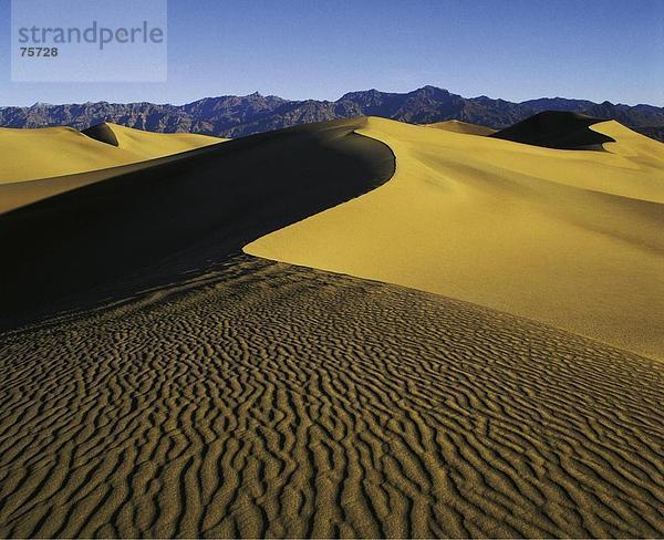 Vereinigte Staaten von Amerika USA Landschaftlich schön landschaftlich reizvoll Berg Amerika Natur Sand Düne Death Valley Nationalpark Kalifornien