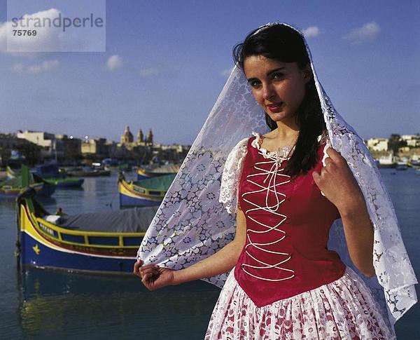 10641472  Boote  Tradition  Folklore  Frau  Hafen  Port  Kostüm  Mädchen  Malta  Marsaxlokk  Meer  Porträt  Tracht