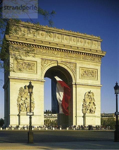 10641528  Arc de Triomphe  Bäume  Gebäude  Flagge  Flagge  Banner  Frankreich  Europa  Laternen  Paris  Ort  Triumphbogen
