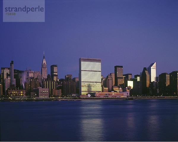 Skyline Skylines Nacht Gebäude Hochhaus New York City Wohngebiet Abenddämmerung Manhattan Dämmerung Gewässer bei Nacht