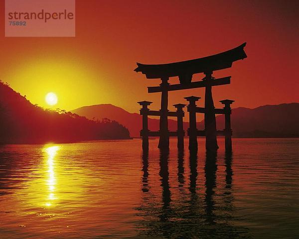 10641595  Asien  Gewässer  Hiroshima  Japan  Asien  Kultur  Kultur  Meer  Miyajima  O Torii  Religion  Schrein Itsukushima