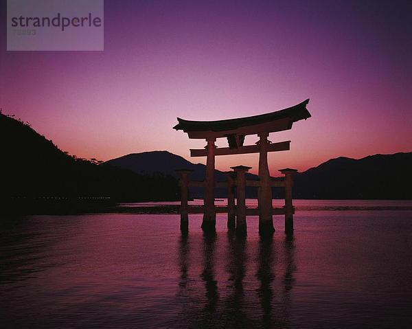 10641596  Asien  Dämmerung  Dämmerung  Gewässer  Hiroshima  Itsukushima  Japan  Asien  Kultur  Kultur  Meer  Miyajima  O Torii